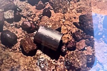 La cápsula perdida en el trayecto de una mina a Perth, en una imagen difundida por las autoridades australianas tras ser hallada.
