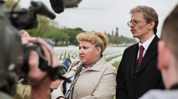 Melten Kaptan y Alexander Scheer, como la demandante y su abogado.