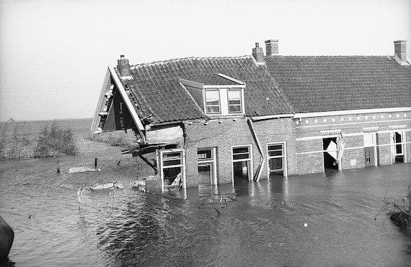 Casa en ruinas a causa de la inundación del 1 de febrero de 1953. (MUSEO DE LAS INUNDACIONES DE PAÍSES BAJOS)
