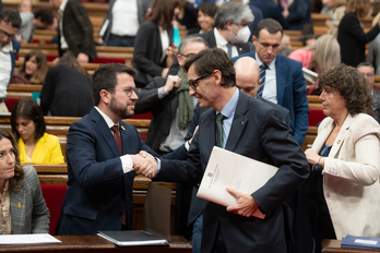 El president Pere Aragonès y el líder del PSC, Salvador Illa, durante una sesión plenaria en el Parlament.