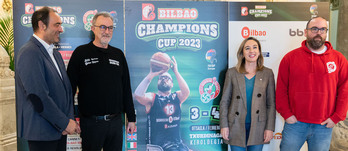 Bidaideak Bilbao BSRko kideak, Bizkaiko foru aldundiko eta Bilboko Udalekoekin batera, Bilboko Champions Cuparen aurkezpenean.
