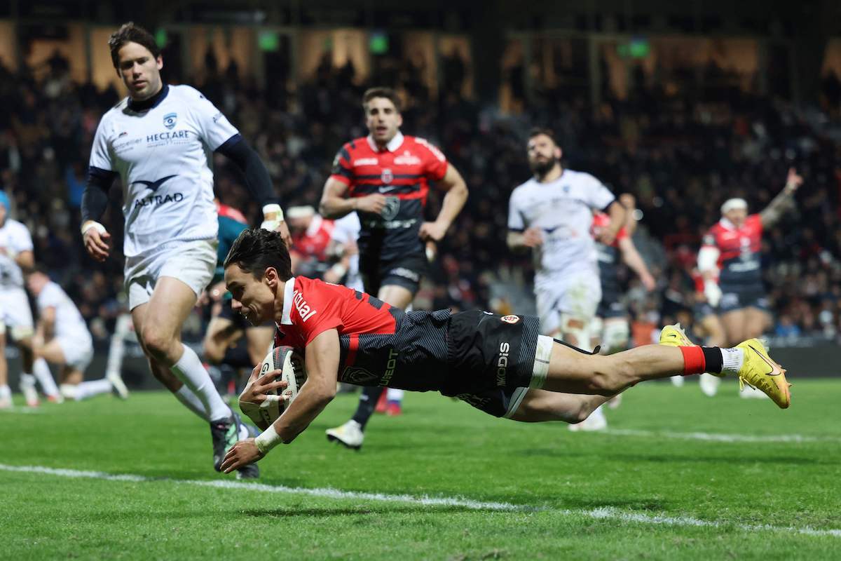 La estrella italiana Ange Capuozzo anota un ensayo con Stade Toulousain. (CHARLY TRIBALLEAU / AFP)