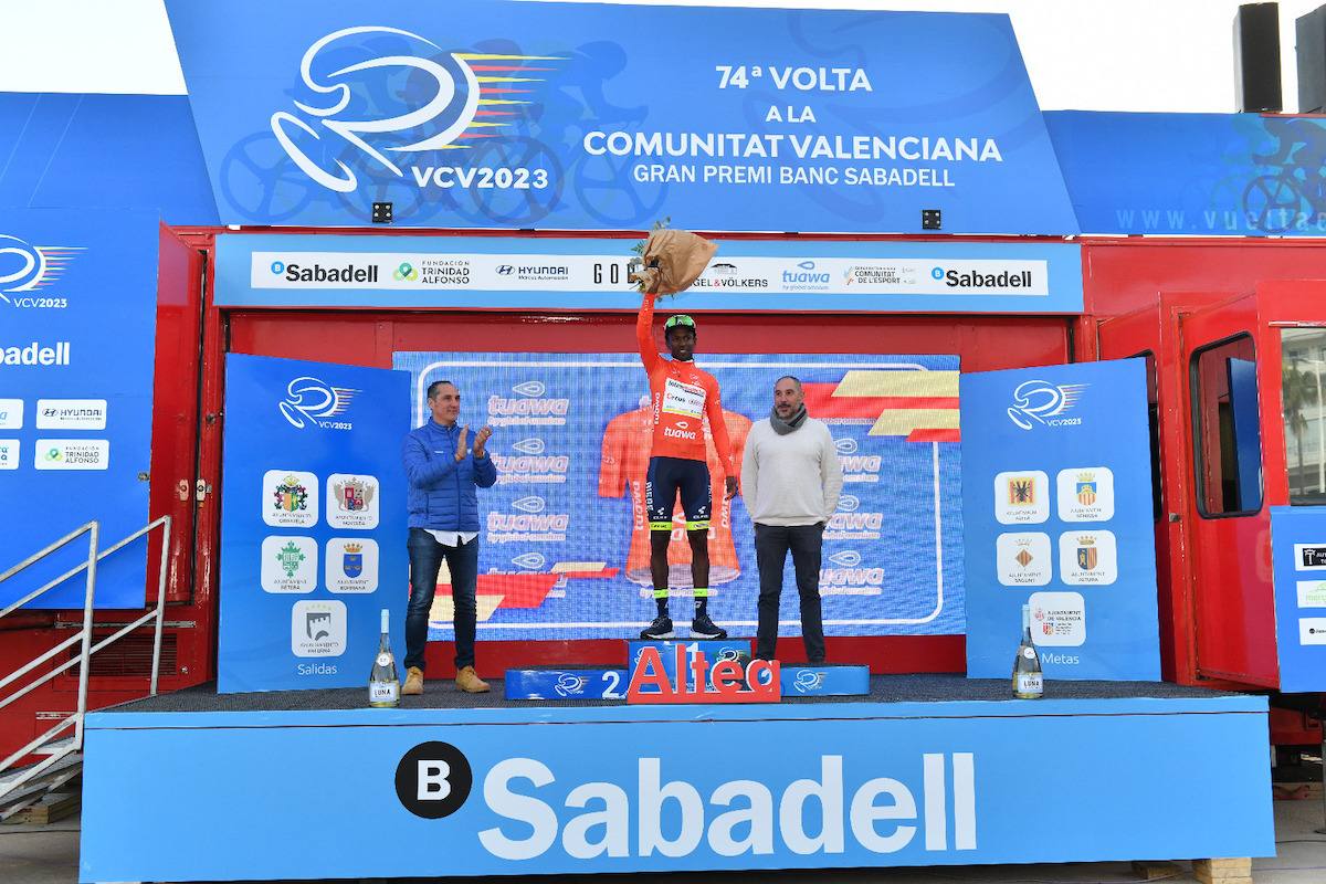 el eritreo Biniam Girmay (Intermarché), en el podio. (VOLTA COMUNITAT VALENCIANA)