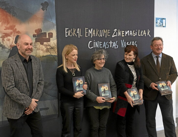 Las personas participantes en la presentación posan con el libro.