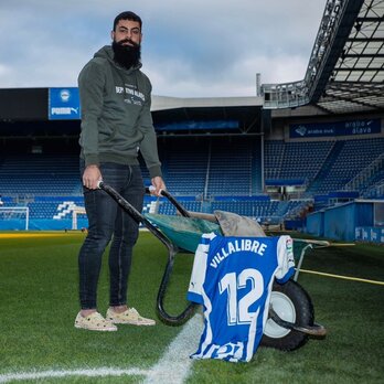 Asier Villalibre se ha metido a la afición en el bolsillo desde el primer día.