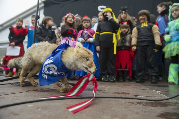 Bi urte pasa ondoren, axaria berriro bueltan da.