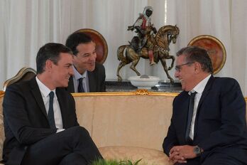 El presidente español, Pedro Sánchez, se reúne con el Primer Ministro marroquí, Aziz Ajanuch.