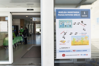 Un cartel del Sindicato Médico, a las puertas del hospital.