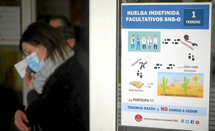 Un cartel del Sindicato Médico, a las puertas del hospital.