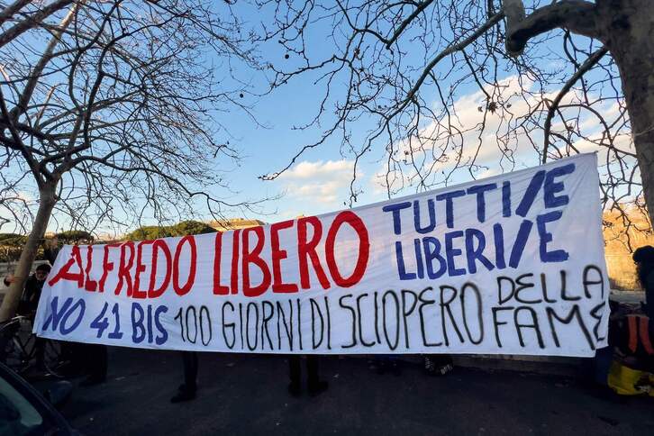 Cospitoren askatasuna eskatzen duen pankarta bat.