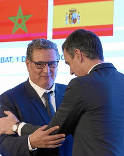 Pedro Sánchez y el primer ministro marroquí, Aziz Ajanuch.