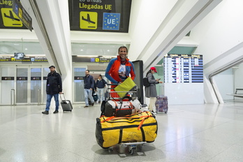 Alex Txikon, a su llegada al aeropuerto de Loiu.