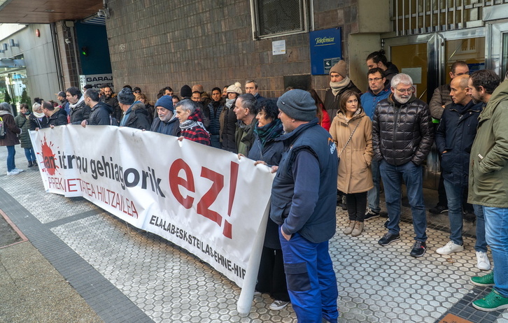 Concentración sindical ante la sede de Telefónica en la calle Sagrada Familia de Donostia.