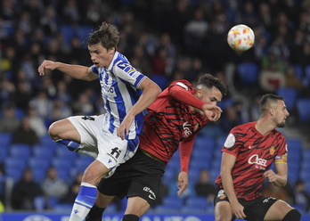 Le Normand baloia alboratzen, Realak Mallorcaren aurka Kopan jokatutako partidan. 