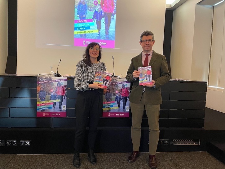 Lexuri Ugarte Arabako Foru Aldundiko Euskara zuzendariak eta Iñaki Gurtubai Gasteizko Euskara zinegotziak aurkeztu dute gida