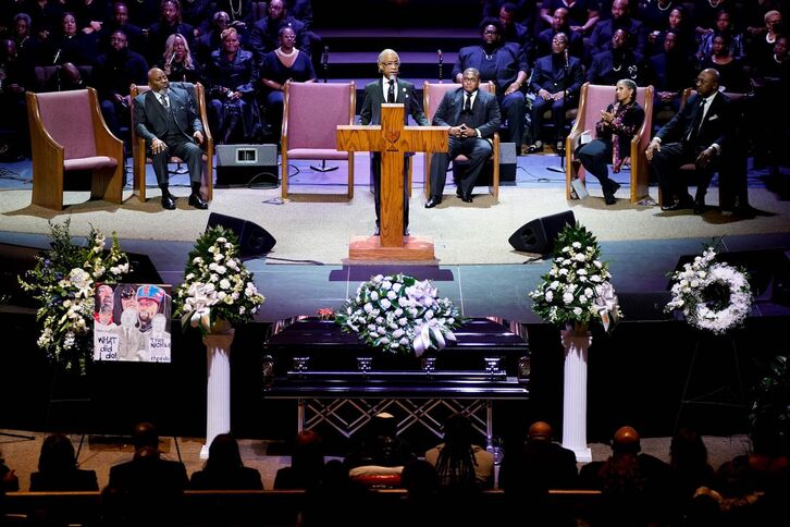 El reverendo Al Sharp interviene durante el funeral de Tyre Nichols.