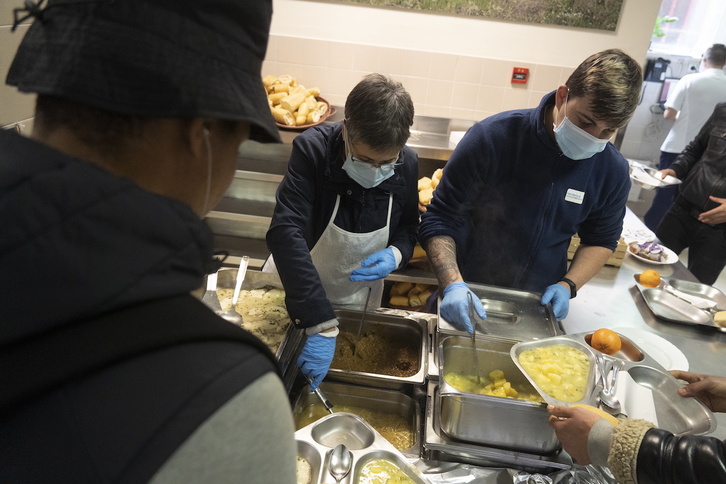 Trabajadores del comedor Conde Aresti reparten cien comidas y 150 cenas al día en el comedor situado en la calle Bruno Mauricio Zabala, en Bilbo.