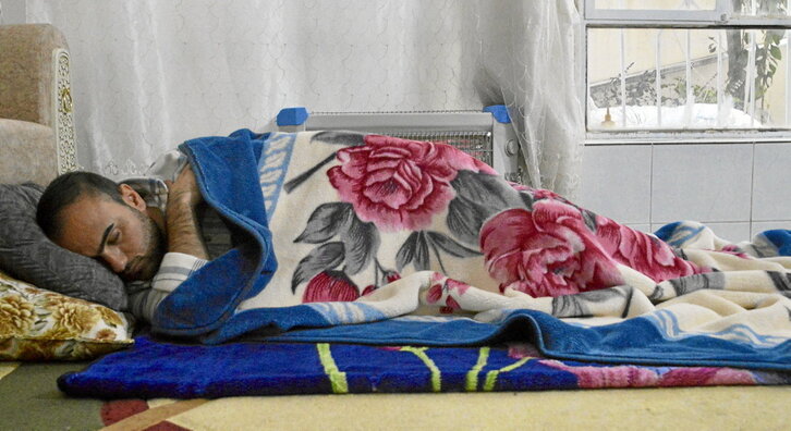 Peyman, etzanda minez. Bere anaiak Europako kontsulatu guztiei hartzeko eskatu die, baina erantzuna ezezkoa izan da.