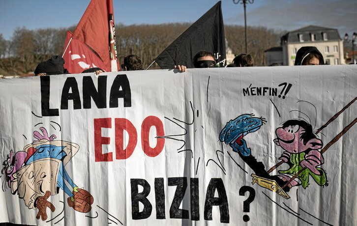 Astearteko mobilizazioan erakutsitako pankarta.