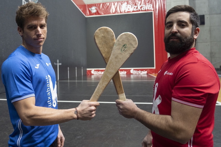Dan Necol e Ibai Pérez posan en la elección de material previa a la final.