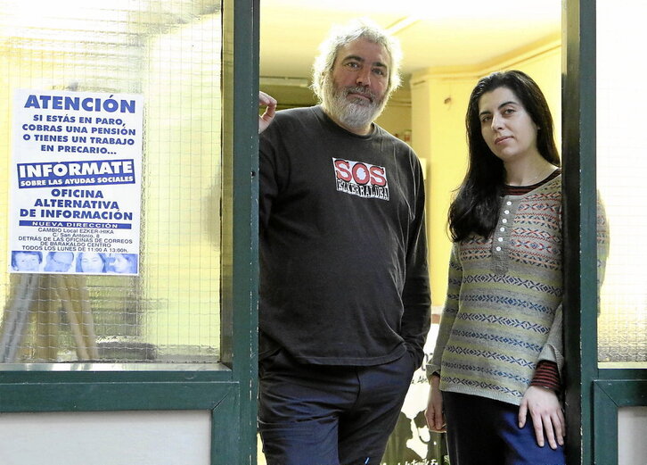 Juan Carlos Becerra Serrano eta Sheila Fernandez Garcia Berri-Otxoak gizarte bazterkeriaren aurkako plataformako kide eta informazio puntuan arreta ematen duten boluntarioak.