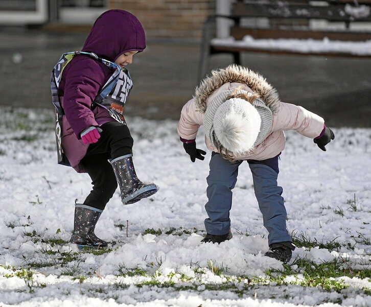 Bi haur elurretan jolasten.