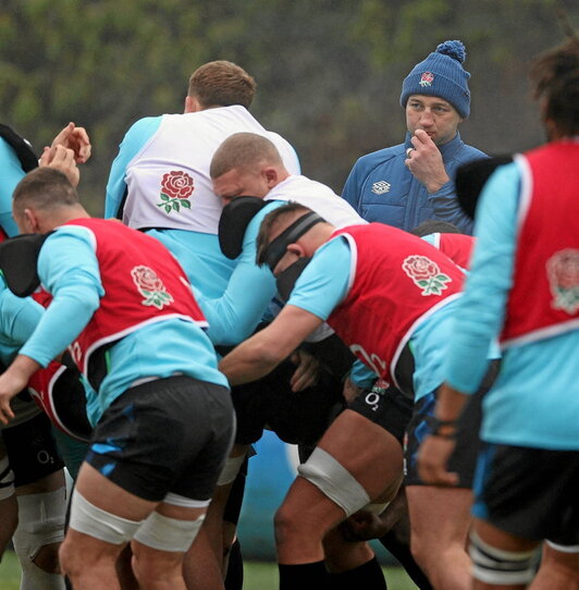 Steve Borthwick, seleccionador inglés, observa las evoluciones de su delantera.