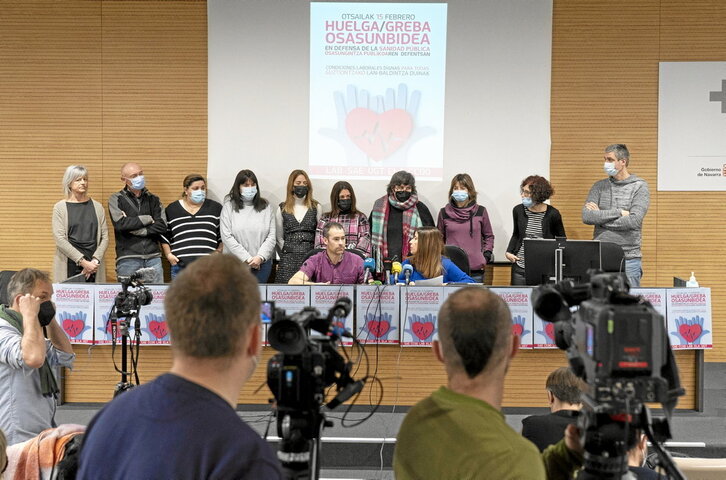 Representantes de LAB y UGT leyeron el comunicado de la mayoría sindical de Osasunbidea.