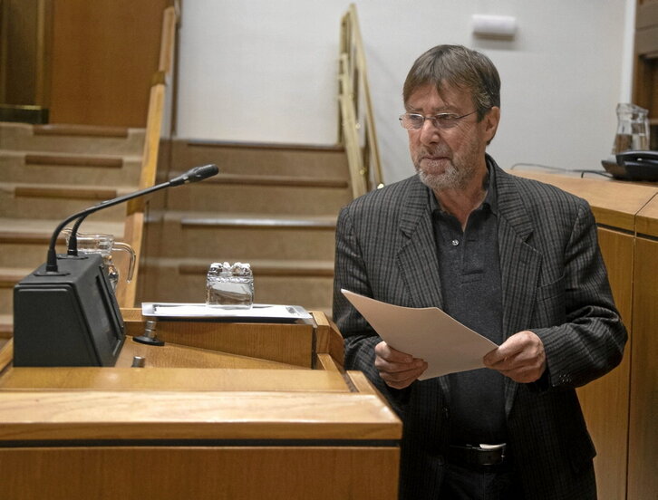 Luis Javier Telleria, del PNV, se dispone a intervenir en el Parlamento.