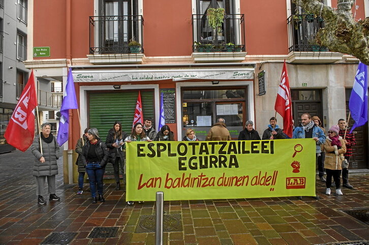 Concentración realizada por LAB el martes frente al bar Senra de Hondarribia, que regenta el empresario acusado de explotar a trabajadores y trabajadoras migrantes.
