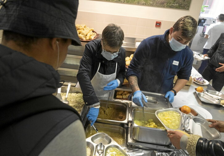 Trabajadores del comedor Conde Aresti reparten 100 comidas y 150 cenas al día en el comedor situado en la calle Bruno Mauricio Zabala, en Bilbo