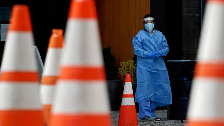 Una trabajadora sanitaria aguarda la llegada de pacientes de covid en el exterior de un centro hospitalario de Arlington, Virginia, en los primeros meses de la pandemia.