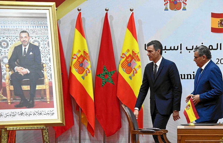 Sánchez y el primer ministro marroquí, Aziz Ajanuch, ante la imagen de Mohamed VI.