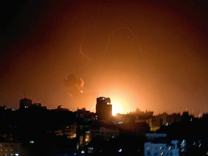 Fuego en edificios de Gaza tras el ataque israelí.