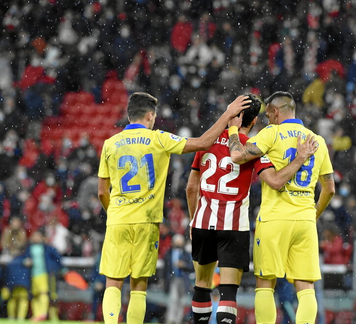 Sobrino y Negredo (de amarillo) consuelan a Raúl García en San Mamés.