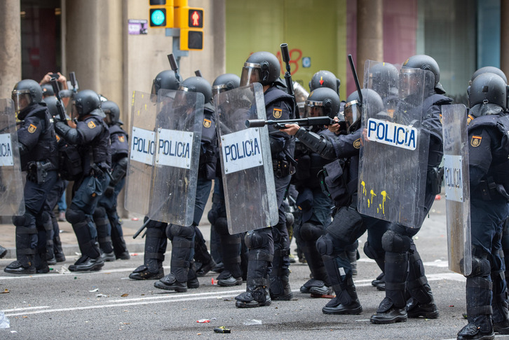 Policía española durante una huelga general en Barcelona.