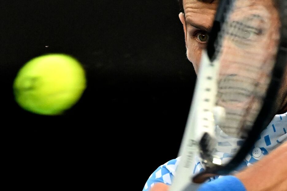 Novak Djokovic serbiarra, Australiako Irekiko irabazlea, pilotak erraketaren aurka noiz kolpatuko zain. 