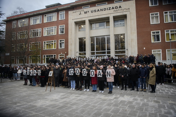 Lukas Agirreri agurra egin zioten Donostian, Usandizaga institutuan.
