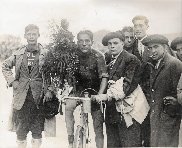 El ciclista posa junto a su hermano Primi y algunos de sus seguidores. Fotografías: Familia Cepeda