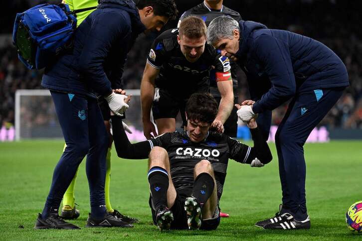 Illarra y los servicios médicos de la Real animan a Aritz tras lesionarse en el Bernabéu.
