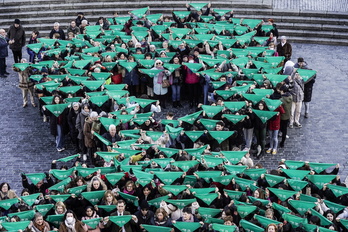 Bilboko Arriaga plazan egindako giza begizta.