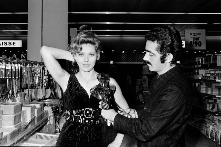 Paco Rabanne, en 1969, con la actriz Corinne Marchand juega con unas espumaderas para un diseño.
