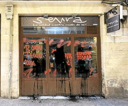 Pintadas en el exterior del bar Senra de Donostia.