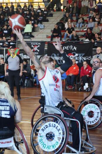 Txurdinagako kiroldegiak Bidaideak Bilbao BSR-ren beste arrakasta bat ikusi du.