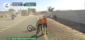 Enekoitz Azparren le presta su bici a su hermano Xabier Mikel para terminar la etapa.
