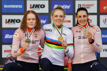 Puck Pieterse, Fem van Empel y Lucinda Brand, en el podio neerlandés de su Mundial.