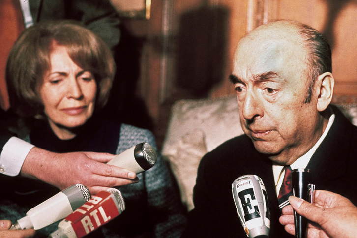 En esta foto de archivo, de 1971, Pablo Neruda, entonces embajador en el Estado francés, responde a los periodistas junto a su esposa.