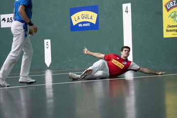 Jose Javier Zabaleta gaurko partidako pilota bat jaso nahian. 