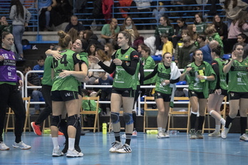 Beti Onak taldeko jokalariak ligako beste garaipen bat ospatzen. 