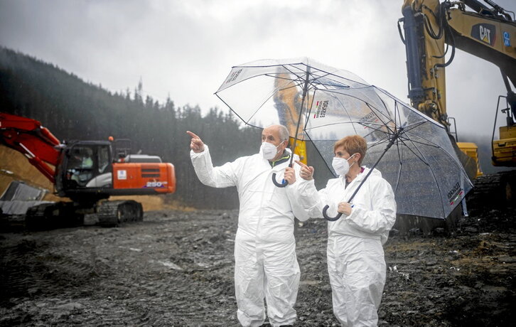 Josu Erkoreka eta Arantxa Tapia sailburuak, zabortegira 2021eko otsailean, lehenengo urteurrenean, egindako bisitan.